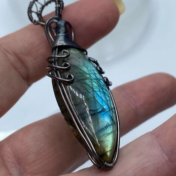 Copper Wired Labradorite Pendant - Picture 4 of 7
